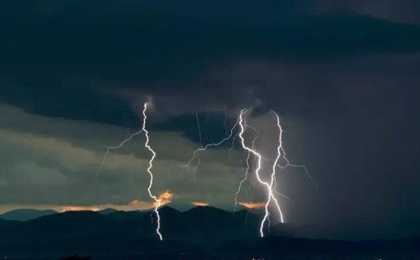 雷擊導致工廠晃電